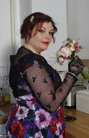 Chubby British mature lady playing with herself