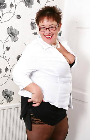 Hot British BBW showing off her succulent body