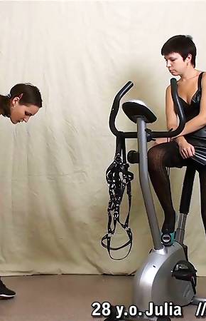 Gym mistress makes a gymnast bend like crazy