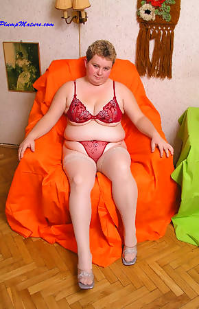 Mature plump girl posing in lingerie