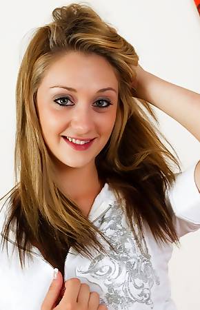 Girl next door Nicole Ashlyn pulls off her pink panties