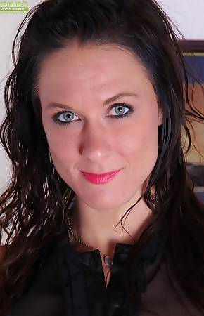 Brunette MILF Mari Lee exposes her pierced clit