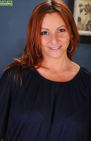 Gorgeous redhead MILF Gia Sophia drops her panties