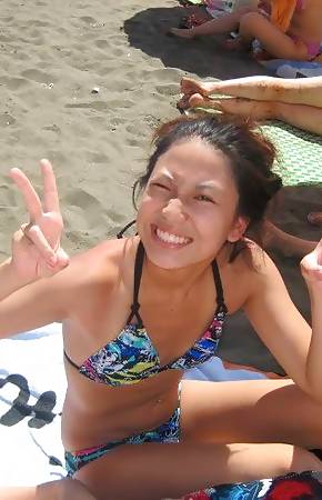 Amateur Filipina hottie flaunts her perky tits and tight ass