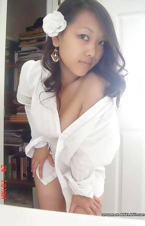 Sexy Malaysian babe displays her hot tight body