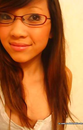 Asian hottie showing off her fine tits in sexy selfpics