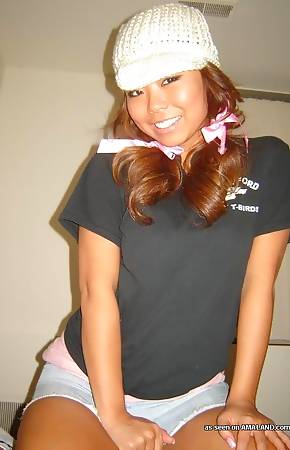 Asian camwhoring chick showing off her sexy body