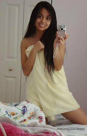 Compilation of a gorgeous Indian chick posing sexy
